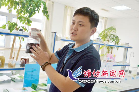 王曉凱正在介紹“旱地寶”的優(yōu)勢。